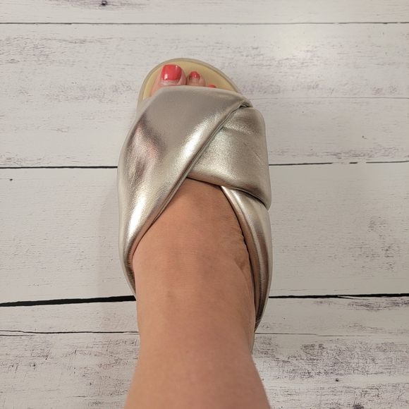 Plia Anda, Silver Platform Sandals, Euro 40 - Picture 4 of 6